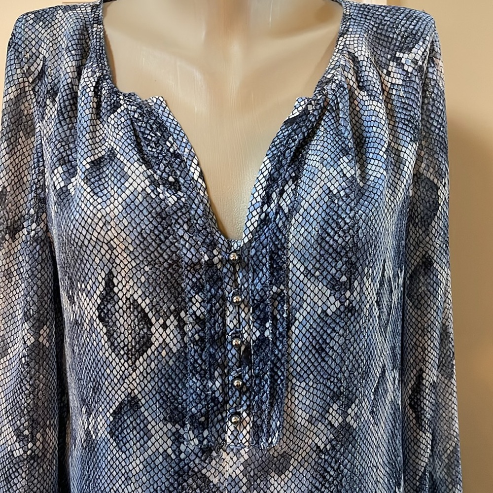 White House Black Market Blue reptile/metallic thread print Blouse, size 12 - Picture 2 of 11